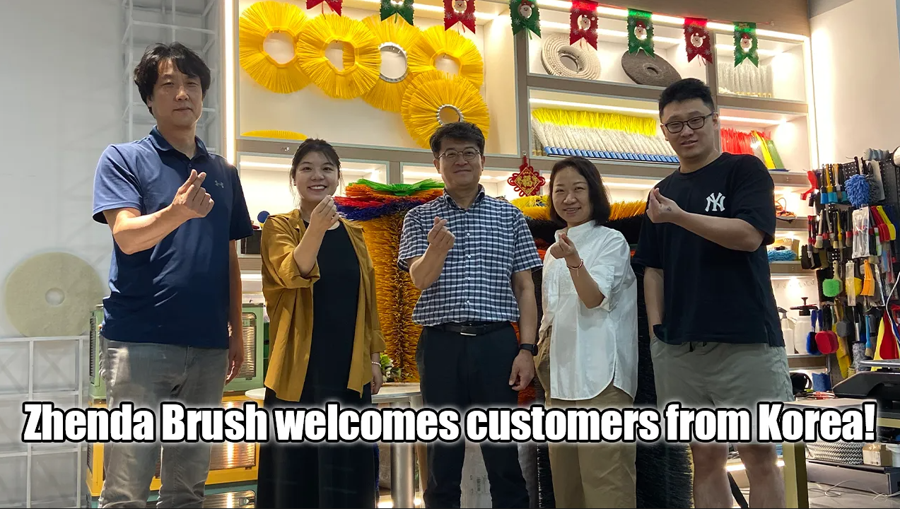 Group photo of Zhenda Brush staff and customers